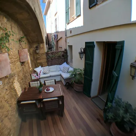 Appartement Elegant Studio With Terrace, Nestled By The Sea And Old Town Fortified Wall