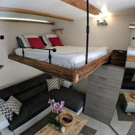 Elegant Studio With Terrace, Nestled By The Sea And Old Town Fortified Wall 公寓 *